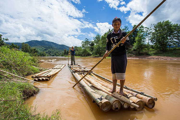 Pirogue sur la rivière du nord