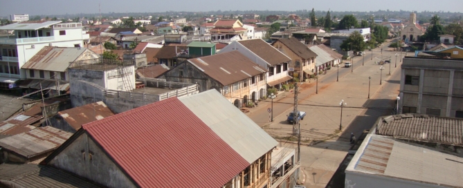 Vue sur les toits du vieux quartier de Savannakhet, Laos