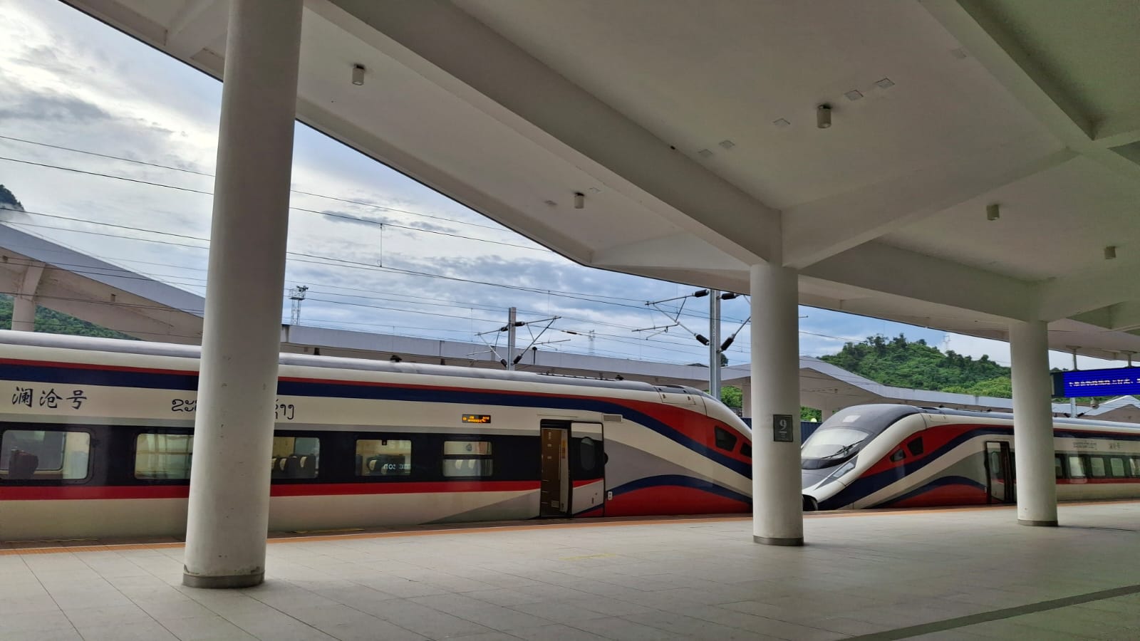 Deux rames à grande vitesse blanc rouge et bleu de la ligne Laos-Chine à quai en gare de Luang Prabang