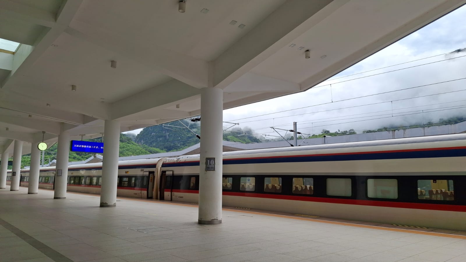 Rame du train Laos-Chine à quai voie 10 en gare de Luang Prabang, pitons karstiques dans la brume
