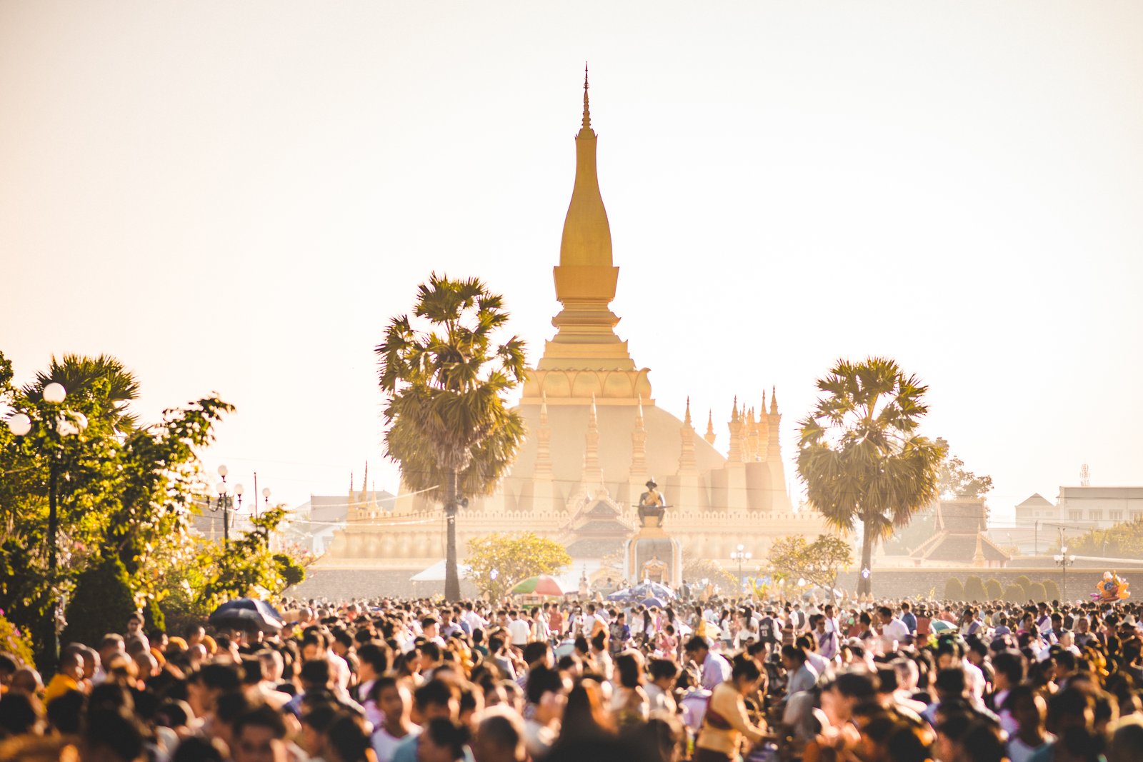 Foule devant le That Luang, à Vientiane